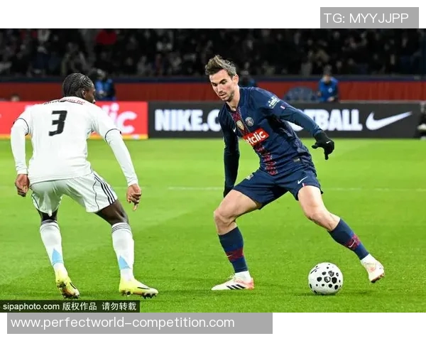 英超赛场巴黎圣日耳曼大胜巴萨引发转会风波与球迷热议